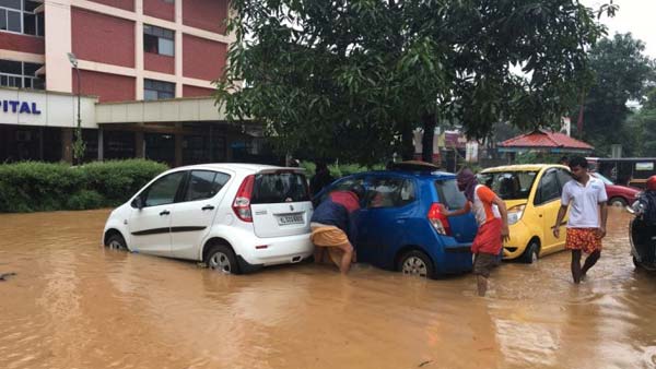 Kerala Floods 2018: बाढ़ जैसी विकट स्थिती में कैसे करें सुरक्षित ड्राइविंग