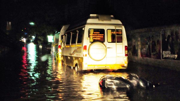 Kerala Floods 2018: बाढ़ जैसी विकट स्थिती में कैसे करें सुरक्षित ड्राइविंग