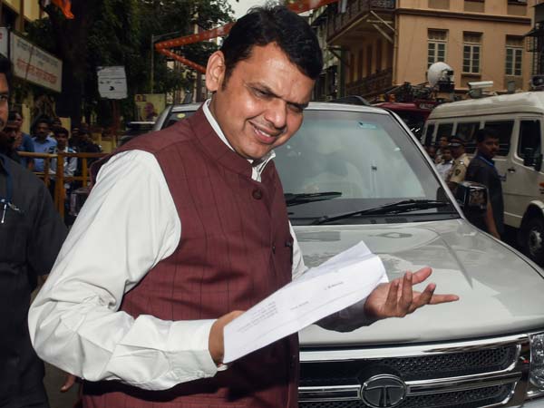 मुख्यमंत्री देवेंद्र फडणवीस पर लगा 13 हजार का जुर्माना