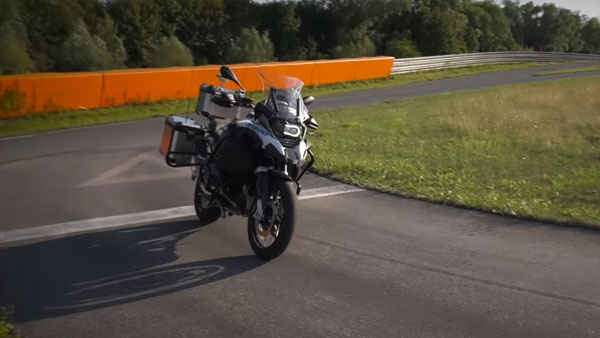 BMW R 1200 GS: बिना चालक के ही सड़क पर दौड़ती है ये हैरतंगेज बाइक