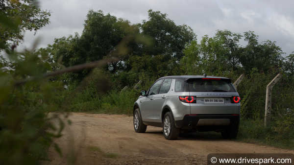 Land Rover Discovery Sport Review - जानिए क्या है खास, पूरी डिटेल