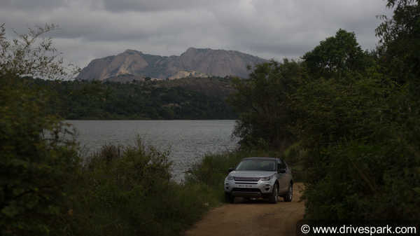 Land Rover Discovery Sport Review - जानिए क्या है खास, पूरी डिटेल