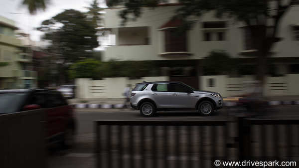 Land Rover Discovery Sport Review - जानिए क्या है खास, पूरी डिटेल