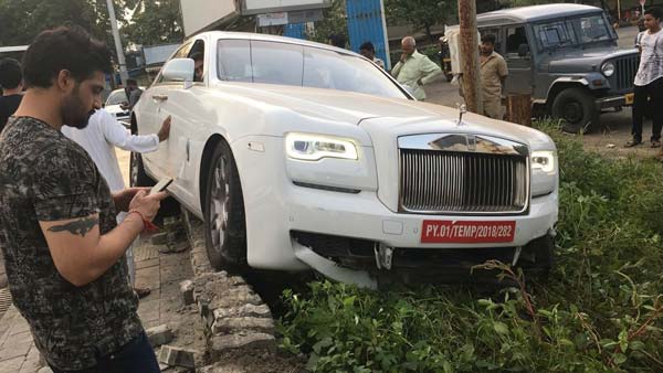 7 करोड़ की नई-नई रोल्स रॉयस घोस्ट का पहली ही ड्राइव में हुआ एक्सीडेंट