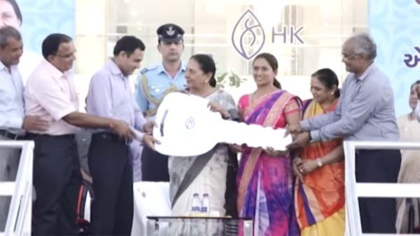 गुजरात के इस व्यापारी ने अपने कर्मचारी को गिफ्ट कर दी 3 करोड़ की मर्सिडीज