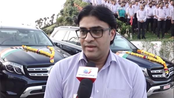 गुजरात के इस व्यापारी ने अपने कर्मचारी को गिफ्ट कर दी 3 करोड़ की मर्सिडीज