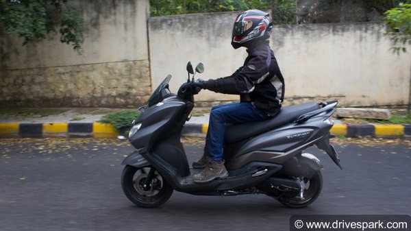 Suzuki Burgman Street रिव्यू: देश का पहला मैक्सी स्कूटर
