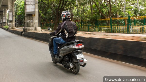 Suzuki Burgman Street रिव्यू: देश का पहला मैक्सी स्कूटर