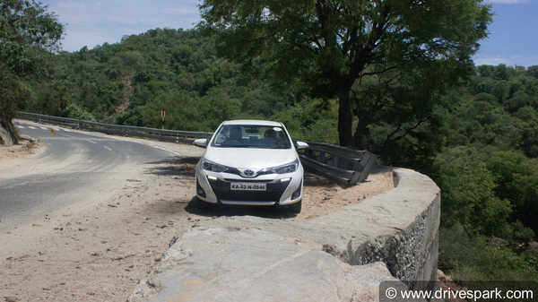 Toyota Yaris CVT Review — अत्याधुनिक फीचर्स से लैस शानदार सिडान कार