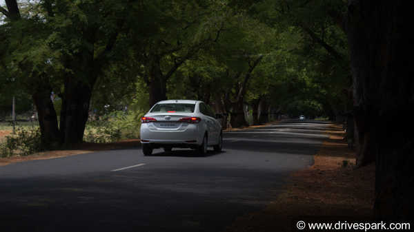 Toyota Yaris CVT Review — अत्याधुनिक फीचर्स से लैस शानदार सिडान कार