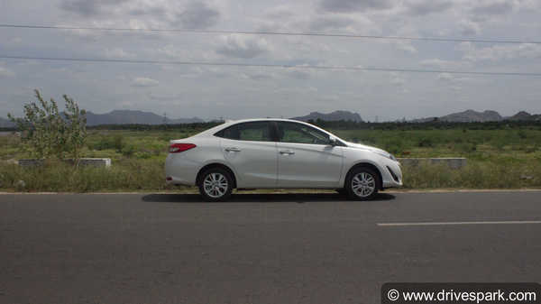 Toyota Yaris CVT Review — अत्याधुनिक फीचर्स से लैस शानदार सिडान कार
