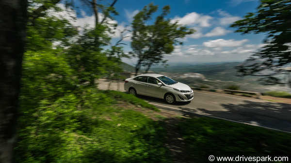 Toyota Yaris CVT Review — अत्याधुनिक फीचर्स से लैस शानदार सिडान कार