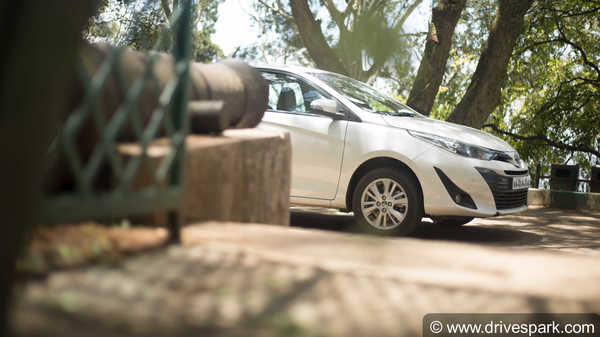 Toyota Yaris CVT Review — अत्याधुनिक फीचर्स से लैस शानदार सिडान कार
