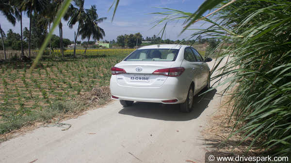 Toyota Yaris CVT Review — अत्याधुनिक फीचर्स से लैस शानदार सिडान कार