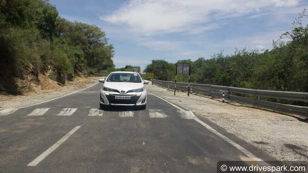 Toyota Yaris CVT Review — अत्याधुनिक फीचर्स से लैस शानदार सिडान कार