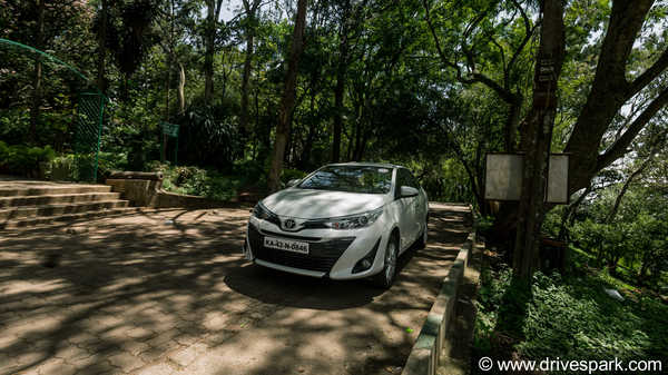 Toyota Yaris CVT Review — अत्याधुनिक फीचर्स से लैस शानदार सिडान कार