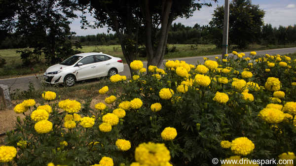 Toyota Yaris CVT Review — अत्याधुनिक फीचर्स से लैस शानदार सिडान कार