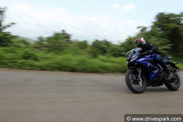 2018 Yamaha R15 V3 Review — जानिए कितनी दमदार है ये बाइक?