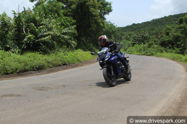 2018 Yamaha R15 V3 Review — जानिए कितनी दमदार है ये बाइक?