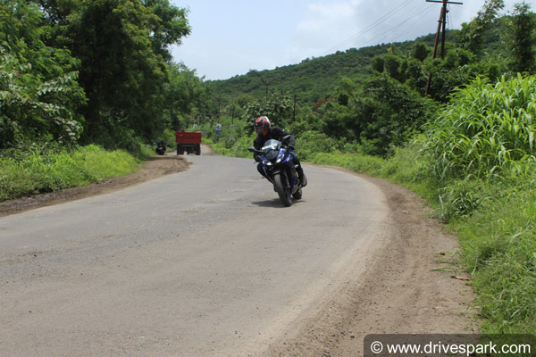 2018 Yamaha R15 V3 Review — जानिए कितनी दमदार है ये बाइक?