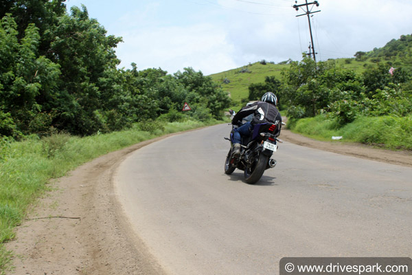 2018 Yamaha R15 V3 Review — जानिए कितनी दमदार है ये बाइक?
