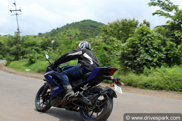 2018 Yamaha R15 V3 Review — जानिए कितनी दमदार है ये बाइक?