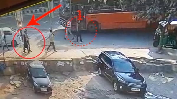 ठक-ठक गैंग की चोरी सीसीटीवी में कैद - 40 रुपए गिराकर लुटे 4 लाख