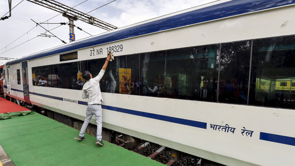 देश की सबसे तेज रफ्तार 'ट्रेन 18' को पीएम मोदी दिखायेंगे हरी झंडी, जानिए क्या है इसमें खास