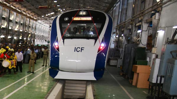 देश की सबसे तेज रफ्तार 'ट्रेन 18' को पीएम मोदी दिखायेंगे हरी झंडी, जानिए क्या है इसमें खास