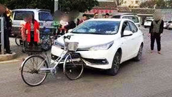 शॉकिंग वीडियो: जब साइकिल से हुई टक्कर और कार के उड़े परखच्चे
