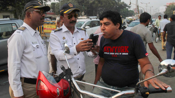 इन 10 तरीकों से आप ड्रिंक एंड ड्राइव से बच सकते हैं