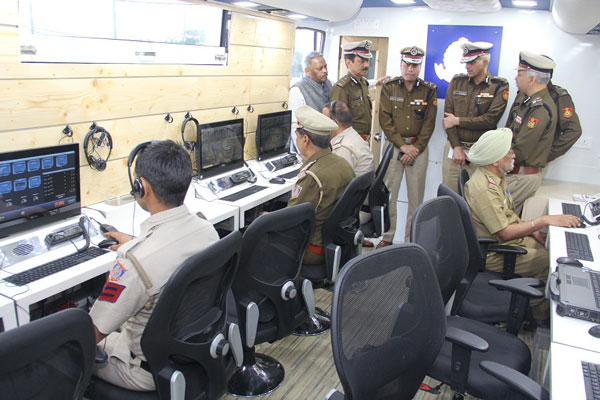 देखिये दिल्ली पुलिस की 3.7 करोड़ रुपयें की बस, जानिए खूबियां