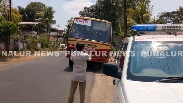 केरल के बस ड्राइवर को ड्राइविंग के दौरान फोन पर बात करने के लिए पुलिस ने रोका, जानिये पूरी घटना