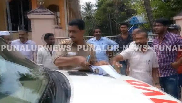 केरल के बस ड्राइवर को ड्राइविंग के दौरान फोन पर बात करने के लिए पुलिस ने रोका, जानिये पूरी घटना