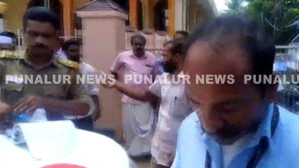 केरल के बस ड्राइवर को ड्राइविंग के दौरान फोन पर बात करने के लिए पुलिस ने रोका, जानिये पूरी घटना