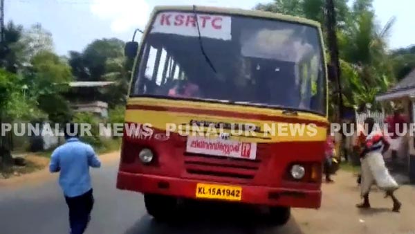 केरल के बस ड्राइवर को ड्राइविंग के दौरान फोन पर बात करने के लिए पुलिस ने रोका, जानिये पूरी घटना