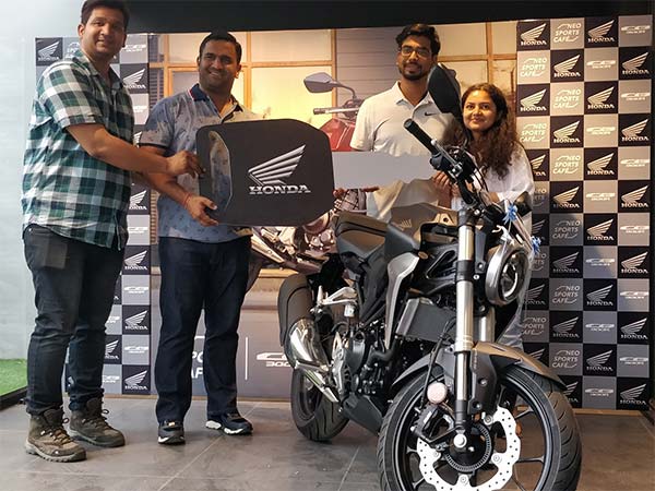 होंडा CB300R की डिलीवरी हुई शुरु, यहां दिया गया सबसे पहले
