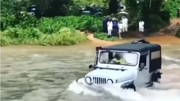 महिंद्रा थार कर रहा है उफनती हुई नदी को पार, देखिये यह हैरतअंगेज कारनामा