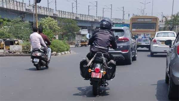 नई रॉयल एनफील्ड क्लासिक को टेस्टिंग के दौरान देखा गया है, नई रॉयल एनफील्ड क्लासिक की फोटोज सामने आयी है
