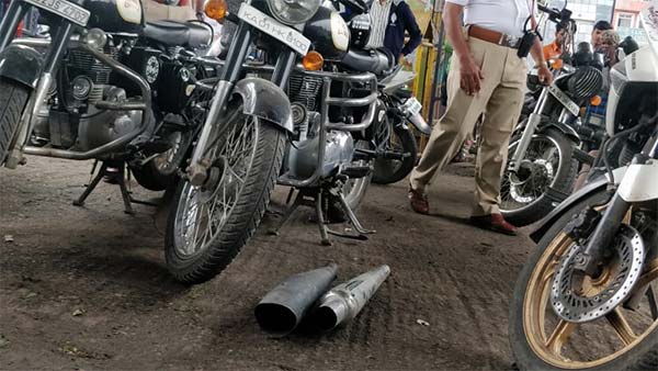 पुलिस कार्यवाही बाइक से साइलेंसर हटाया