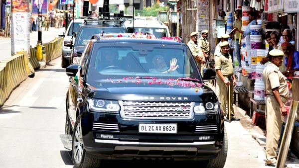 प्रधानमंत्री नरेंद्र मोदी ने वाराणसी रोड शो रेंज रोवर वॉग में किया