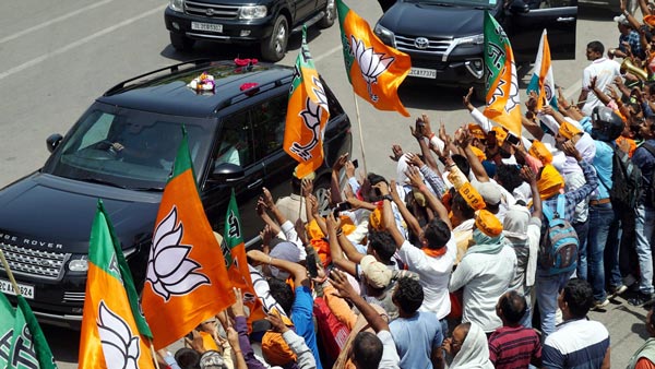 प्रधानमंत्री नरेंद्र मोदी ने वाराणसी रोड शो रेंज रोवर वॉग में किया
