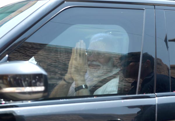 प्रधानमंत्री नरेंद्र मोदी ने वाराणसी रोड शो रेंज रोवर वॉग में किया