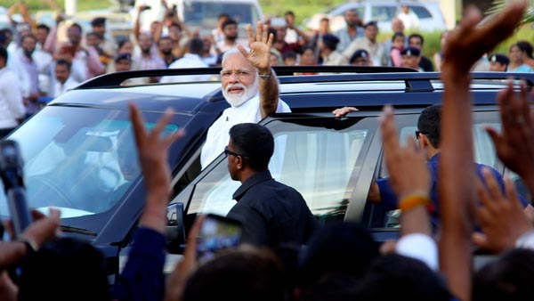 प्रधानमंत्री नरेंद्र मोदी ने वाराणसी रोड शो रेंज रोवर वॉग में किया