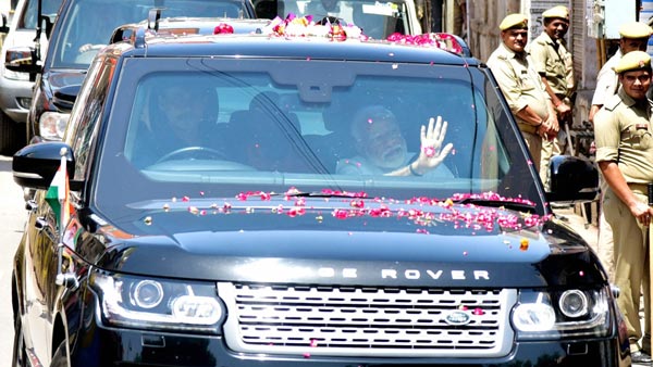 प्रधानमंत्री नरेंद्र मोदी ने वाराणसी रोड शो रेंज रोवर वॉग में किया