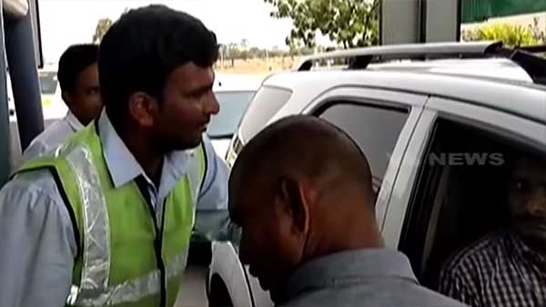 मंत्री की बीवी टोल प्लाजा बहस वायरल वीडियो आंध्रप्रदेश