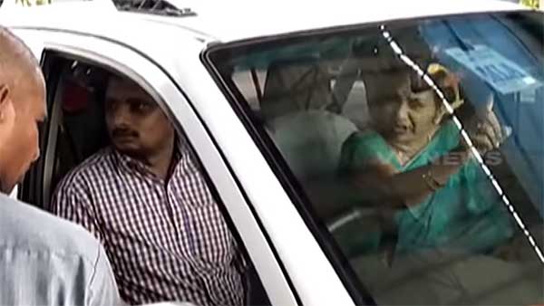 मंत्री की बीवी टोल प्लाजा बहस वायरल वीडियो आंध्रप्रदेश