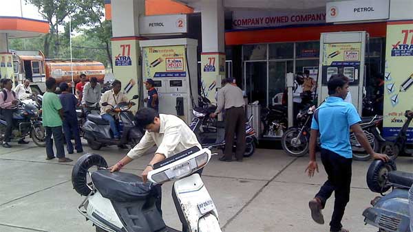 पुलिस कार्यवाही बाइक से साइलेंसर हटाया