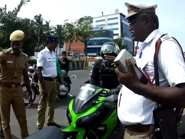 पुलिस को लेजर स्पीड गन मिली वाहन की स्पीड पता करता है