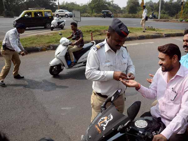 पुलिस को लेजर स्पीड गन मिली वाहन की स्पीड पता करता है